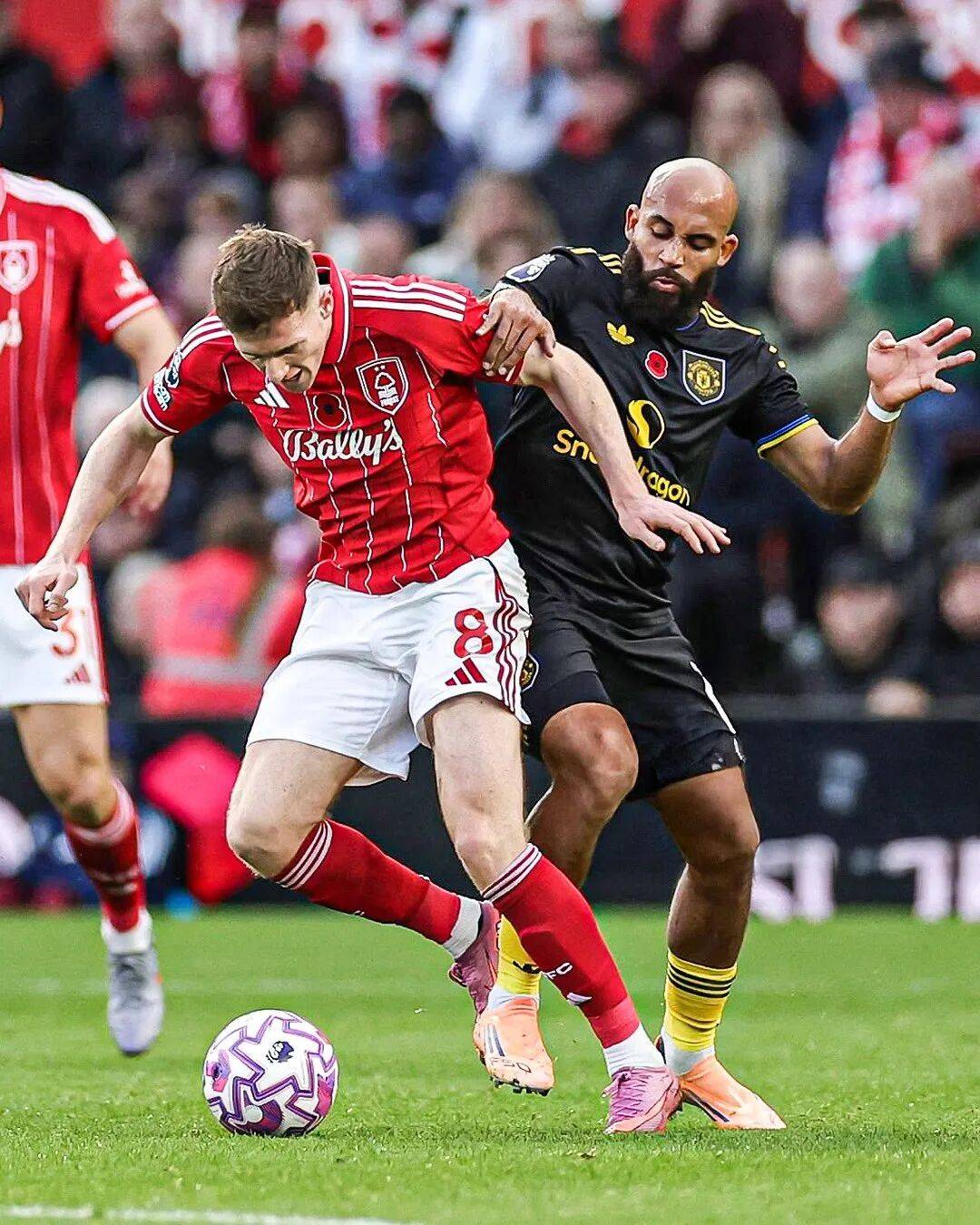 曼联冬季转会欲解决中场人员不足问题的简单介绍