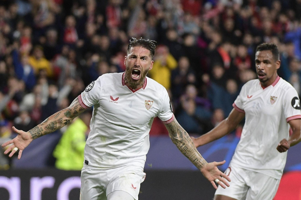 包含埃因霍温主场失利，球队面临保级压力的词条